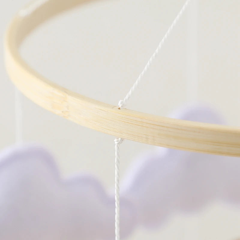 Mobile Lit Bébé Musical et Lumineux – Bois Naturel, Hochet Feutre Doux & Boîte à Musique Nouveau-Né