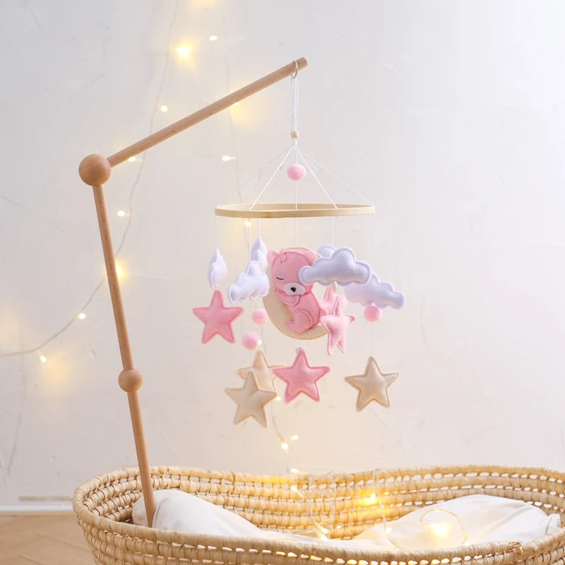 Mobile Lit Bébé Musical et Lumineux – Bois Naturel, Hochet Feutre Doux & Boîte à Musique Nouveau-Né