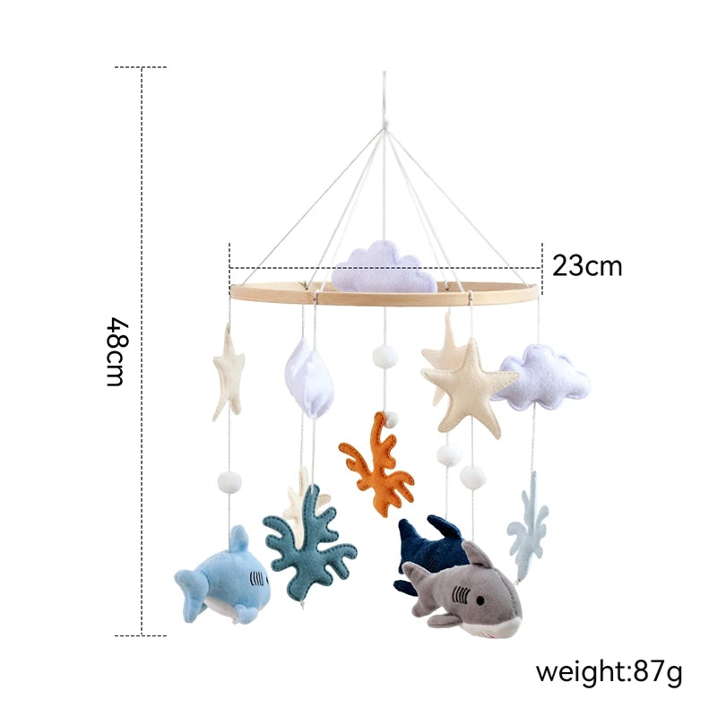 Mobile Lit Bébé Musical et Lumineux – Bois Naturel, Hochet Feutre Doux & Boîte à Musique Nouveau-Né