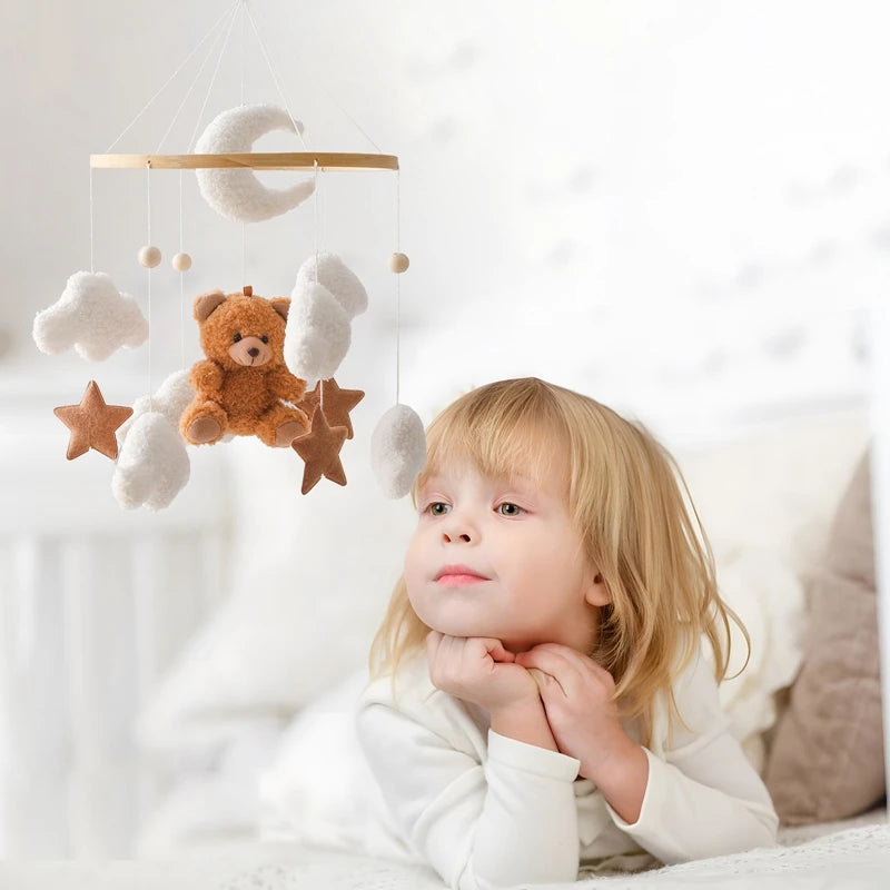 Mobile Lit Bébé Musical et Lumineux – Bois Naturel, Hochet Feutre Doux & Boîte à Musique Nouveau-Né