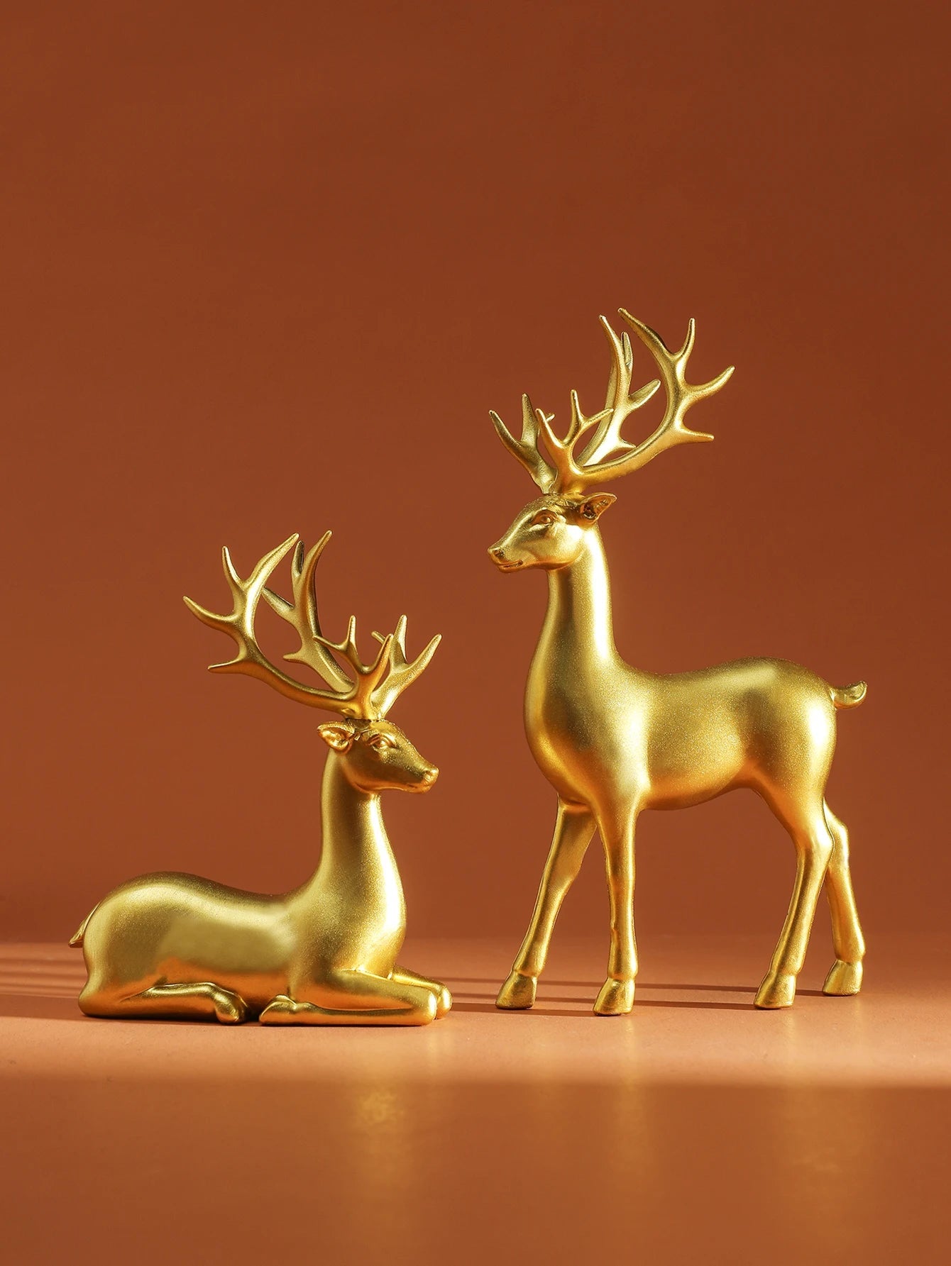 Lot 2 Reindeer Christmas Figurines – Rustic Decorative Statuettes for Table & Mantelpiece